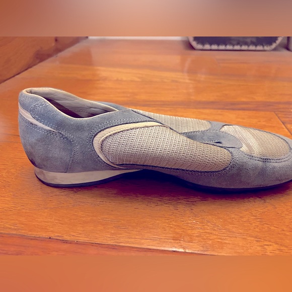 Prada size 39 9 sneakers. No laces. Slip on - Picture 3 of 5